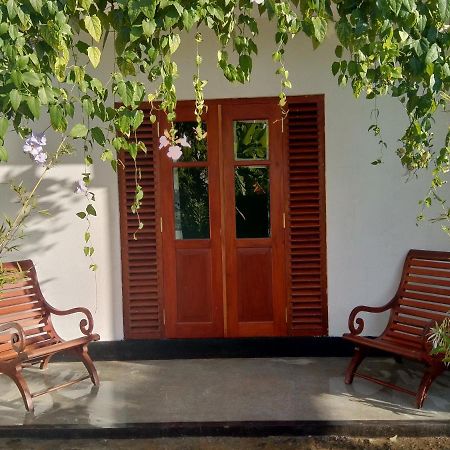 Bed and Breakfast Mandara Rest Хіккадува Екстер'єр фото